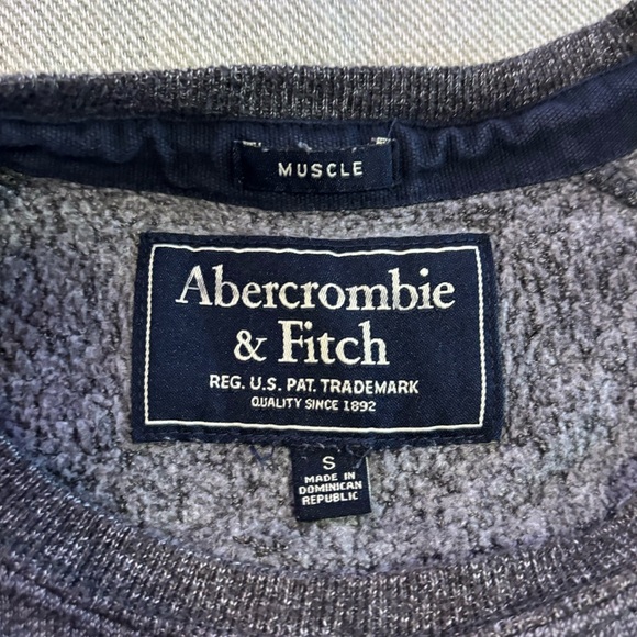 Gray Abercrombie & Fitch crewneck sweatshirt - Picture 3 of 3